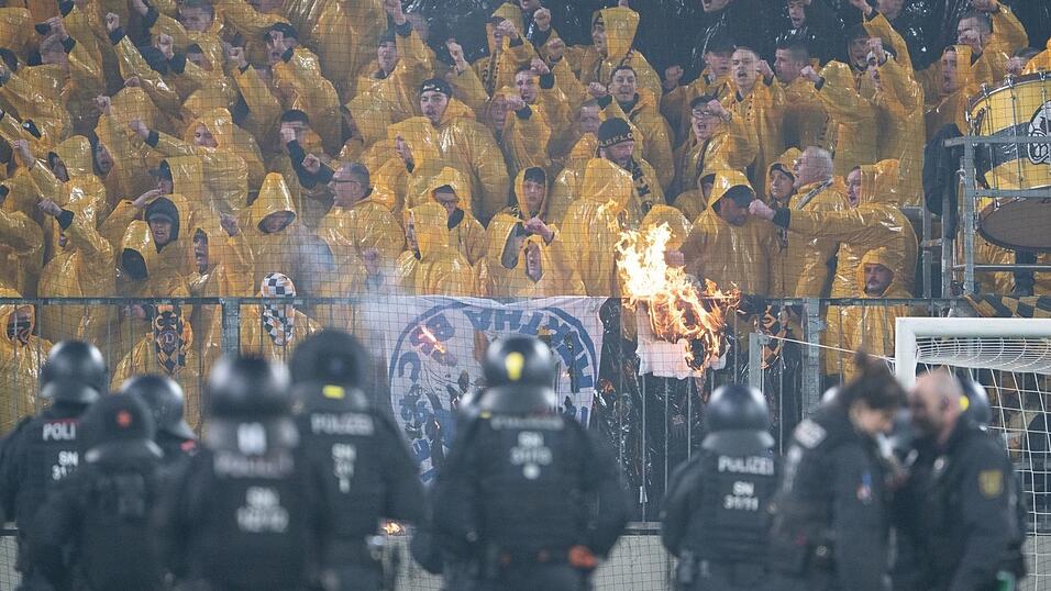 Die Polizeigewerkschaft sieht die Gew&auml;hrleistung der Sicherheit im Stadion in erster Line bei den Vereinen. (Archivbild)