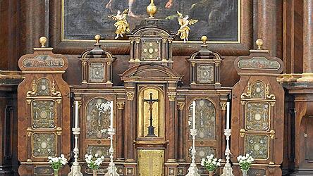 Mit seinem reichen Schatz an Reliquien ist der Wandeltabernakel eine Art Mausoleum der Glaubenszeugen. Mit seinem reichen Schatz an Reliquien ist der Wandeltabernakel eine Art Mausoleum der Glaubenszeugen.