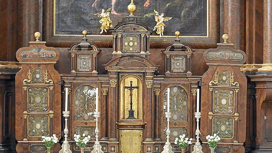 Mit seinem reichen Schatz an Reliquien ist der Wandeltabernakel eine Art Mausoleum der Glaubenszeugen. Mit seinem reichen Schatz an Reliquien ist der Wandeltabernakel eine Art Mausoleum der Glaubenszeugen.