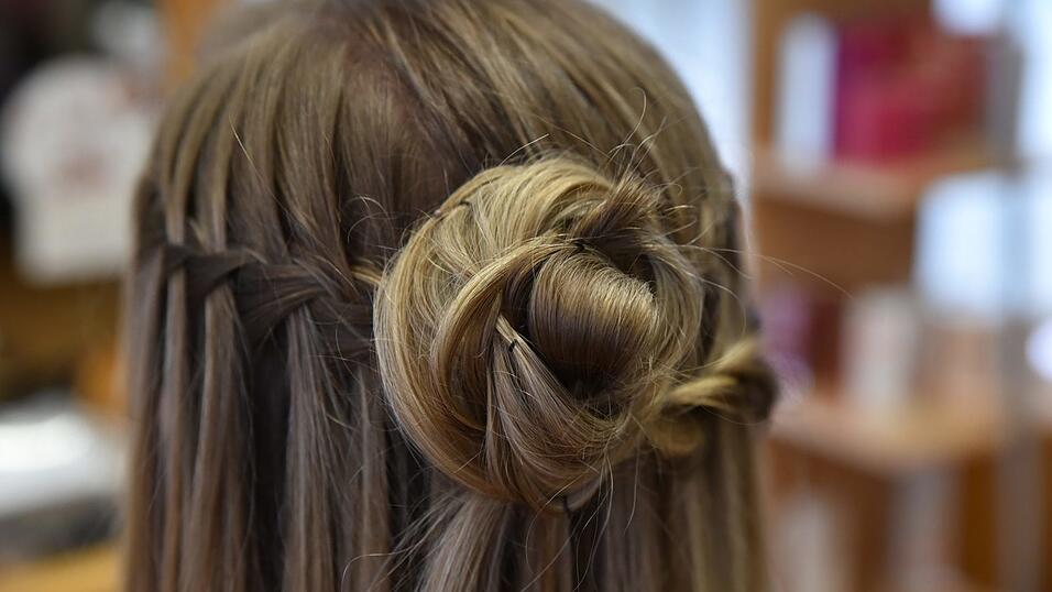 Diese Frisur lässt sich auch beliebig erweitern. Einfach die Strähnen, die man vorher fallen gelassen hat, zu einem weiteren 'Wasserfall' bis zum Dutt flechten. Diese Frisur lässt sich auch beliebig erweitern. Einfach die Strähnen, die man vorher fallen gelassen hat, zu einem weiteren 'Wasserfall' bis zum Dutt flechten.