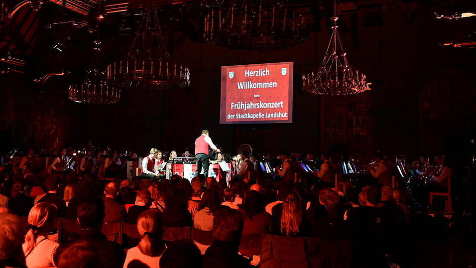 Mit den Farben der aufgehenden Sonne er&ouml;ffnete die Stadtkapelle Landshut ihre beiden Abendkonzerte auf imposante Weise.