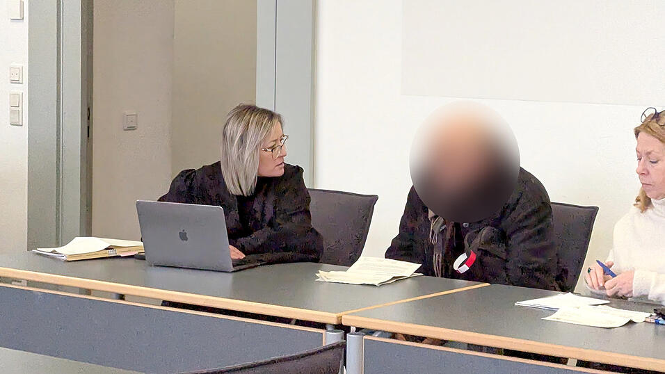 Wie ein H&auml;ufchen Elend sa&szlig; der Mandant von Anw&auml;ltin Liliya Velcheva auf der Anklagebank.