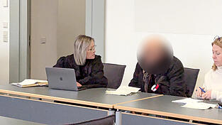 Wie ein H&auml;ufchen Elend sa&szlig; der Mandant von Anw&auml;ltin Liliya Velcheva auf der Anklagebank.