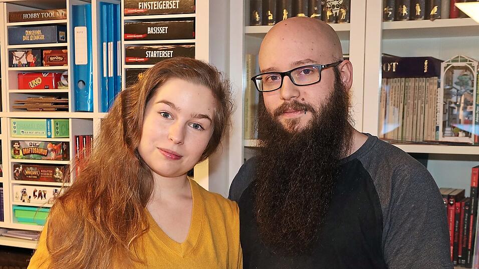 Emily (27) und Philipp (32) Sellners Leidenschaft zum Geschichtenerz&auml;hlen ist greifbar. Eine Wand voller Pen-and-Paper-Rollenspiele ist wohl das Herzst&uuml;ck ihrer Wohnung in Wiesent, daneben eine Vitrine, gef&uuml;llt mit M&auml;rchenb&uuml;chern aus aller Welt.
