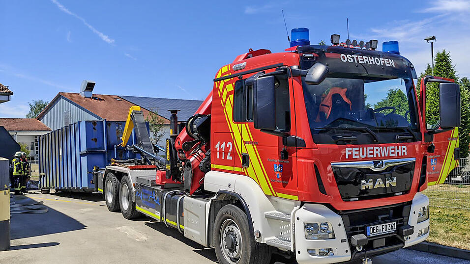 Die Feuerwehr transportierte den Container, aus dem es geraucht hat, ab. Die Feuerwehr transportierte den Container, aus dem es geraucht hat, ab.