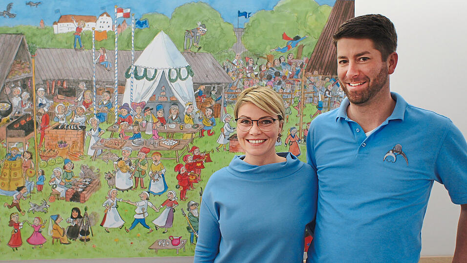 Lena und Andreas Wiesheu haben sich Landshuter Wimmelbilder in die Kinderarztpraxis geholt, damit die kleinen Patienten abgelenkt sind.