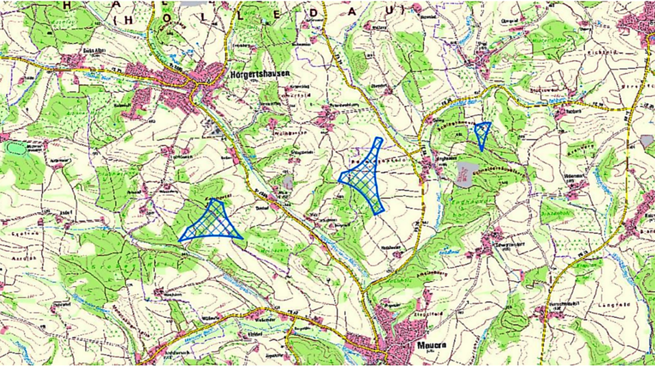 Das im nord&ouml;stlichen Landkreis Freising vorgesehene Vorranggebiet sieht f&uuml;nf Teilfl&auml;chen (blau schraffiert) zwischen Airischwand und Nandlstadt, s&uuml;dlich von H&ouml;rgertshausen, &ouml;stlich und westlich von Enghausen sowie &ouml;stlich von Reichersdorf vor. Die rot schraffierte Fl&auml;che ist dagegen aus artenschutzrechtlichen Gr&uuml;nden nicht geeignet, weil dort der Wespenbussard heimisch ist.