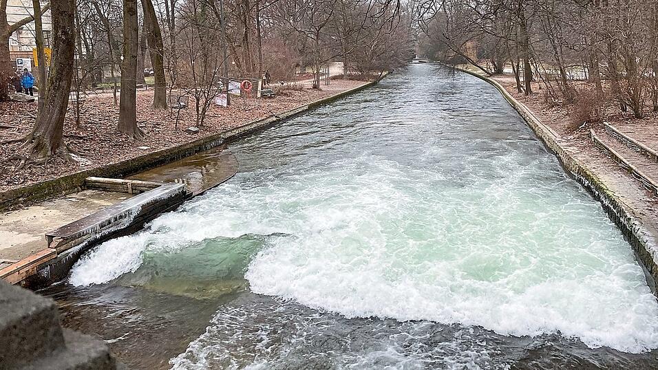 Der Eisbach am vergangenen Sonntag: Seit über drei Monaten fließt nur unsurfbares Weißwasser unter der Brücke am Haus der Kunst. Die berühmte Flusssurferwelle ist seit der Bachauskehr kaputt. Wann endlich der Test, der eine stehende Surferwelle wiederherstellen soll, beginnt, ist noch völlig unklar. Der Eisbach am vergangenen Sonntag: Seit über drei Monaten fließt nur unsurfbares Weißwasser unter der Brücke am Haus der Kunst. Die berühmte Flusssurferwelle ist seit der Bachauskehr kaputt. Wann endlich der Test, der eine stehende Surferwelle wiederherstellen soll, beginnt, ist noch völlig unklar.