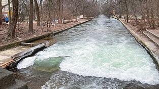 Der Eisbach am vergangenen Sonntag: Seit über drei Monaten fließt nur unsurfbares Weißwasser unter der Brücke am Haus der Kunst. Die berühmte Flusssurferwelle ist seit der Bachauskehr kaputt. Wann endlich der Test, der eine stehende Surferwelle wiederherstellen soll, beginnt, ist noch völlig unklar. Der Eisbach am vergangenen Sonntag: Seit über drei Monaten fließt nur unsurfbares Weißwasser unter der Brücke am Haus der Kunst. Die berühmte Flusssurferwelle ist seit der Bachauskehr kaputt. Wann endlich der Test, der eine stehende Surferwelle wiederherstellen soll, beginnt, ist noch völlig unklar.