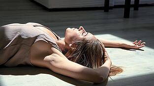 'Reset'-Strategie: Das Bodenliegen soll eine beruhigende Wirkung haben, weil K&ouml;rper und Geist sich aneinander ausrichten.