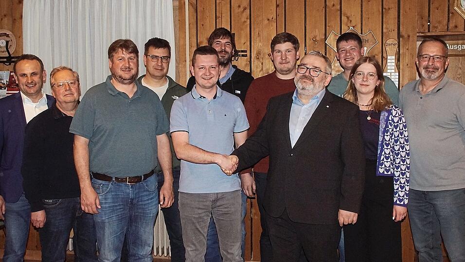 Vorne, von links: Bürgermeister Josef Schütz, Schriftführer Ernst Lischke, zweiter Kommandant Konrad Schmid, der neue Vorsitzende Matthias Amann, der bisherige Vorsitzende Siegfried Engl, Beisitzerin Theresa Schmid und Kommandant Andreas Binder. Hinten, von links: Kassier Andreas Rothfischer sowie die Beisitzer Michael Schindler, Thomas Feldmann und Jonas Zeise. Vorne, von links: Bürgermeister Josef Schütz, Schriftführer Ernst Lischke, zweiter Kommandant Konrad Schmid, der neue Vorsitzende Matthias Amann, der bisherige Vorsitzende Siegfried Engl, Beisitzerin Theresa Schmid und Kommandant Andreas Binder. Hinten, von links: Kassier Andreas Rothfischer sowie die Beisitzer Michael Schindler, Thomas Feldmann und Jonas Zeise.