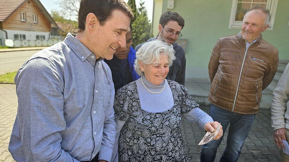 Die Rauchwerks beim Betrachten eines alten Bildes. Die Rauchwerks beim Betrachten eines alten Bildes.