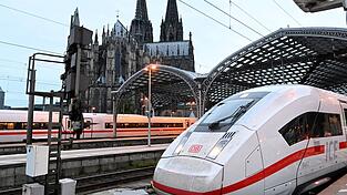 Die meisten Fernverkehrszüge auf deutschen Schienen tragen derzeit die Farben der Deutschen Bahn - doch zwei Konkurrenten wollen dem bundeseigenen Konzern Marktanteile abspenstig machen. (Archivbild) Die meisten Fernverkehrszüge auf deutschen Schienen tragen derzeit die Farben der Deutschen Bahn - doch zwei Konkurrenten wollen dem bundeseigenen Konzern Marktanteile abspenstig machen. (Archivbild)