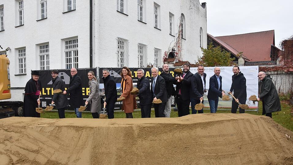 Bischof Rudolf Vorderholzer, Vertreter der Schulstiftung, des Architekturbüros und aus der Kommunalpolitik, der Ministerialbeauftragte sowie die beiden Schulleiter Benedikt Utz (6.v.l.) und Norbert Hintermeier (5.v.l.) gaben mit dem Spatenstich den offiziellen Startschuss für die Sanierungsarbeiten und den Erweiterungsbau am Schulzentrum Oberroning. Nach einer langen Phase der Vorbereitung und Planung werden nun die Bauarbeiten angegangen. Bischof Rudolf Vorderholzer, Vertreter der Schulstiftung, des Architekturbüros und aus der Kommunalpolitik, der Ministerialbeauftragte sowie die beiden Schulleiter Benedikt Utz (6.v.l.) und Norbert Hintermeier (5.v.l.) gaben mit dem Spatenstich den offiziellen Startschuss für die Sanierungsarbeiten und den Erweiterungsbau am Schulzentrum Oberroning. Nach einer langen Phase der Vorbereitung und Planung werden nun die Bauarbeiten angegangen.