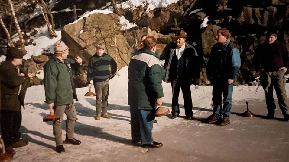 Am 1. Februar 1997 trifft sich Sengenb&uuml;hl zur ersten Dorfmeisterschaft am Steinbruchsee.