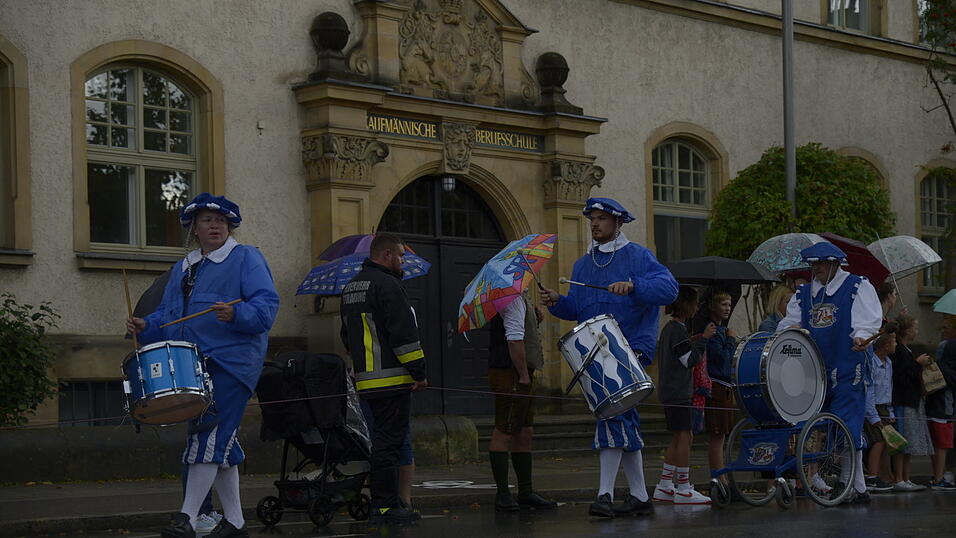 Zahlreiche Musik- und Trachtengruppen zogen nach dreij&auml;hriger Pause am Freitagabend zum Festplatz Am Hagen.&nbsp;