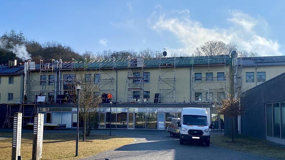 Die Arbeiten auf dem Dach der Mittelschule Wörth laufen. Die Arbeiten auf dem Dach der Mittelschule Wörth laufen.