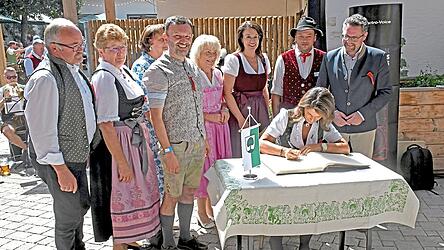 Bevor die Ministerin in der Ehrenkutsche, gefahren von Michael Bummer, Platz nahm, trug sie sich noch in das Ehrenbuch der Stadt ein.