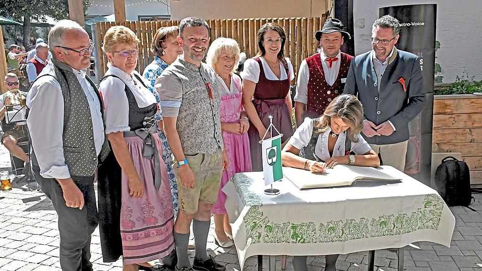 Bevor die Ministerin in der Ehrenkutsche, gefahren von Michael Bummer, Platz nahm, trug sie sich noch in das Ehrenbuch der Stadt ein.