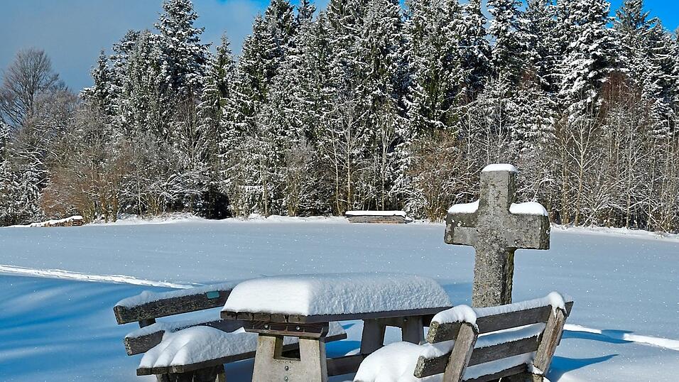 &bdquo;Jetzt ist der Winter auch bei uns eingekehrt&ldquo;, schreibt Wolfgang Wende. Das eingeschneite Kreuz mit Bank sah er bei einer Wanderung zur Wei&szlig;en Marter von Sankt Englmar.