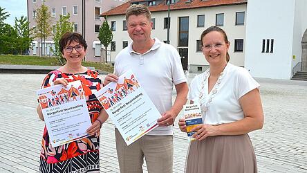 Kulturreferentin Angelika Achter (von links), B&uuml;rgermeister Harald Stadler und Archivpflegerin Petra Aichinger pr&auml;sentieren das Plakat zum Fest.
