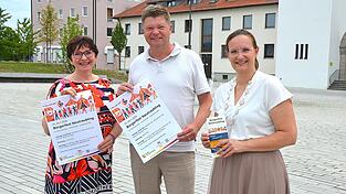 Kulturreferentin Angelika Achter (von links), Bürgermeister Harald Stadler und Archivpflegerin Petra Aichinger präsentieren das Plakat zum Fest. Kulturreferentin Angelika Achter (von links), Bürgermeister Harald Stadler und Archivpflegerin Petra Aichinger präsentieren das Plakat zum Fest.