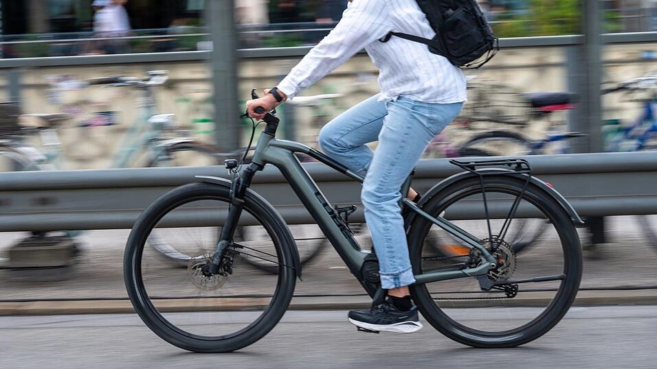 Elektror&auml;der werden bei J&uuml;ngeren zunehmend popul&auml;r - auch als Verkehrsmittel f&uuml;r den Weg in die Arbeit. (Symbolbild)