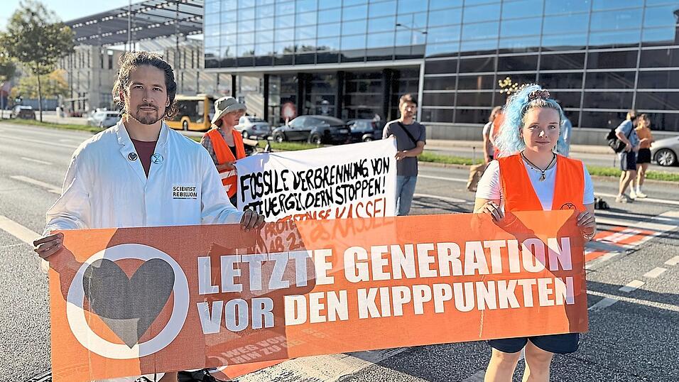 Leonardo Jost (links) und Theresa Apelsmeier nehmen seit Monaten an Aktionen der Letzten Generation teil. Sie sehen diese als legitimes Mittel, um die Gesellschaft im Kampf gegen die Klimakrise wachzurütteln. Demonstrieren allein habe kaum etwas bewirkt, sagen sie. Leonardo Jost (links) und Theresa Apelsmeier nehmen seit Monaten an Aktionen der Letzten Generation teil. Sie sehen diese als legitimes Mittel, um die Gesellschaft im Kampf gegen die Klimakrise wachzurütteln. Demonstrieren allein habe kaum etwas bewirkt, sagen sie.