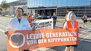 Leonardo Jost (links) und Theresa Apelsmeier nehmen seit Monaten an Aktionen der Letzten Generation teil. Sie sehen diese als legitimes Mittel, um die Gesellschaft im Kampf gegen die Klimakrise wachzurütteln. Demonstrieren allein habe kaum etwas bewirkt, sagen sie.