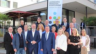 Die Teilnehmer der Verkehrsministerkonferenz mit Bayerns Staatsminister Christian Bernreiter (Mitte) beim gemeinsamen Fototermin am Mittwoch im Hotel Asam in Straubing. Die Teilnehmer der Verkehrsministerkonferenz mit Bayerns Staatsminister Christian Bernreiter (Mitte) beim gemeinsamen Fototermin am Mittwoch im Hotel Asam in Straubing.