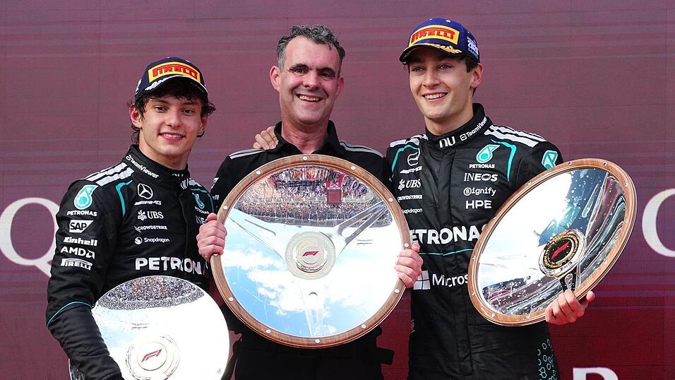 George Russell (r) freut sich &uuml;ber Silbergeschirr.