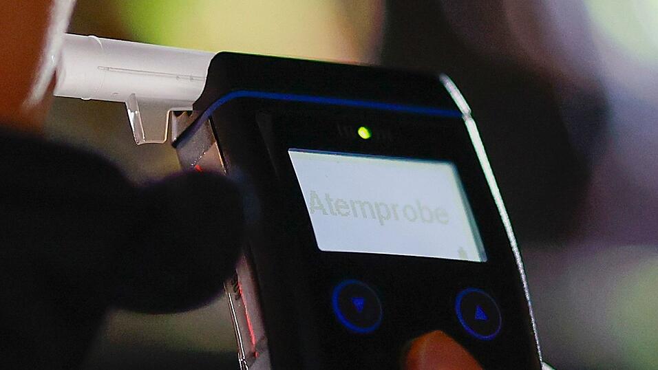2,6 Promille zeigt ein Atemalkoholtest bei einem Lastwagenfahrer an. (Symbolbild)