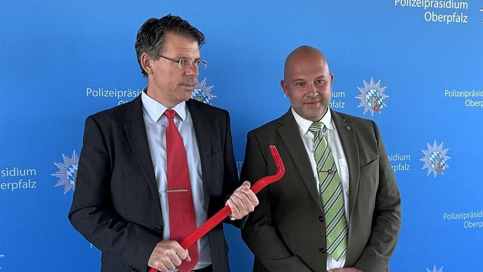 Oberstaatsanwalt Thomas Rauscher (links) und Kriminaloberrat Andreas Ru&szlig;wurm mit dem Brecheisen, das beim Raub eingesetzt wurde.