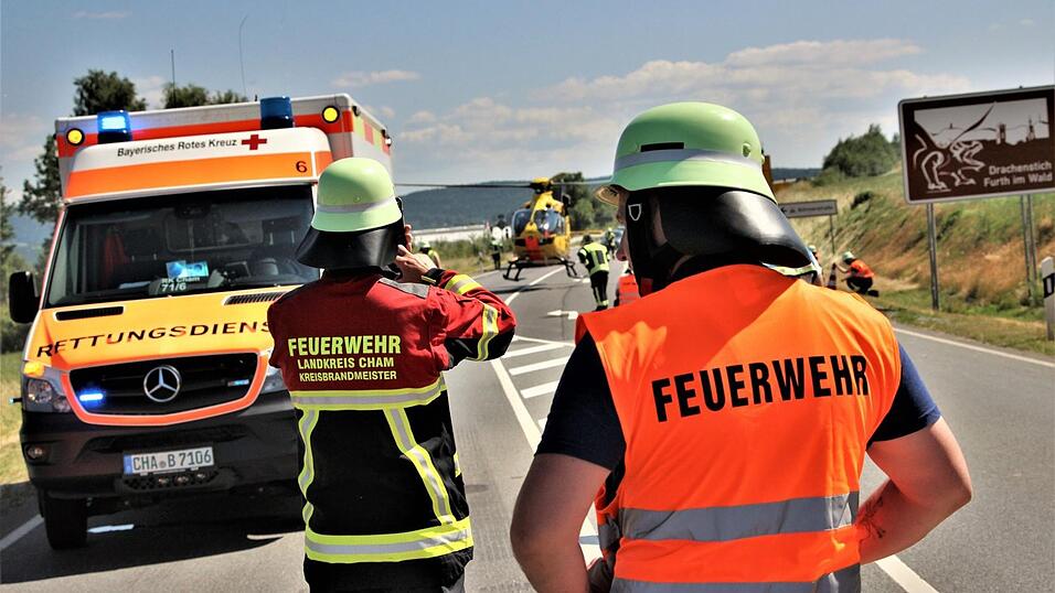 Landung des Helikopters auf der gesperrten B20.