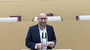 'Dass er mal mit einem Satz über die Stränge schlägt, - kann passieren', sagt Felix Locke über Freie-Wähler-Parteichef Hubert Aiwanger. Die gesamte Fraktion und er selbst stünden aber hinter den Werten der Freien Wähler - 'auch denen, die Hubert Aiwanger verkörpert'.