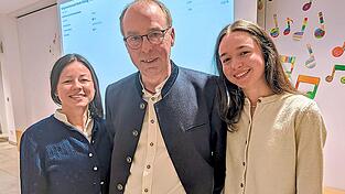 Der amtierende und wiedergew&auml;hlte B&uuml;rgermeister Martin Hiergeist (CSU) mit seiner Ehefrau Pamela und seiner Tochter Amelie.