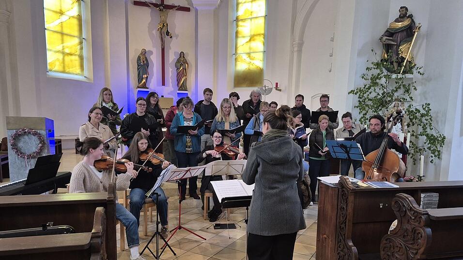 Bei der Generalprobe f&uuml;rs Konzert geht Anna Doering die St&uuml;cke Takt f&uuml;r Takt noch einmal durch.