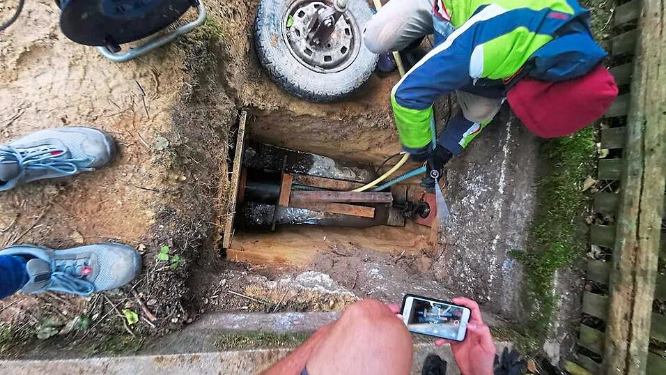 In einem Garten, 40 Kilometer nördlich von München, haben die TUM-Studenten ihren Bohrer ausprobiert. Dort sind weniger Steine in der Erde als in der Stadt. In einem Garten, 40 Kilometer nördlich von München, haben die TUM-Studenten ihren Bohrer ausprobiert. Dort sind weniger Steine in der Erde als in der Stadt.