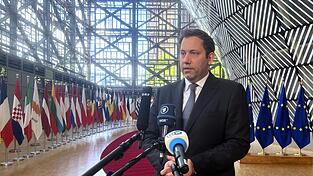 Der deutsche Finanzminister Lars Klingbeil (SPD) beim Treffen der Finanzminister der Eurogruppe in Brüssel.