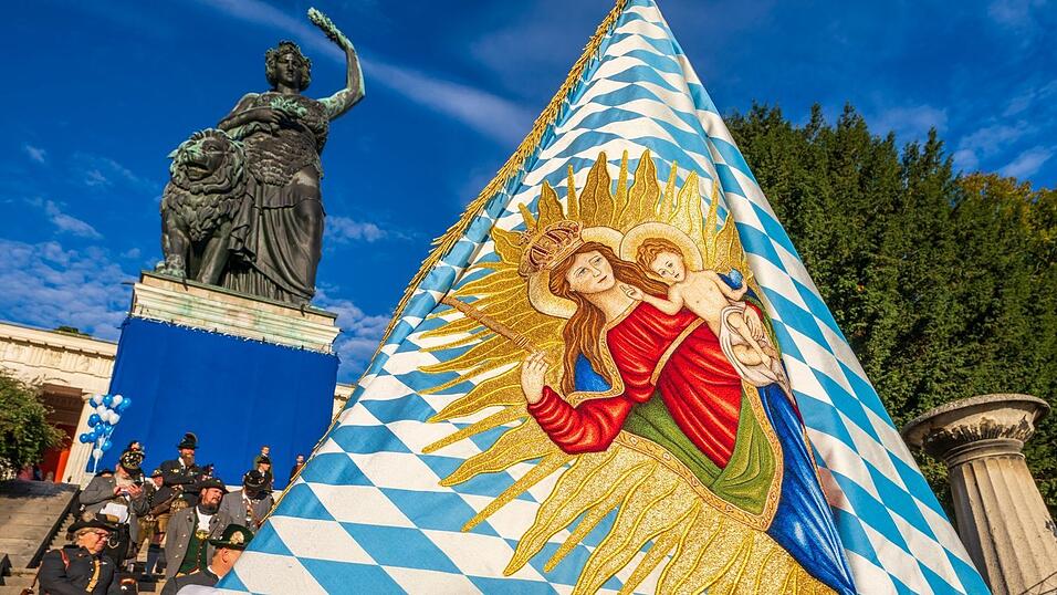 Mit Eichenkranz, Schwert und Löwe steht die Schutzpatronin Bayerns für Ruhm, Kraft und Ehre des Freistaats.