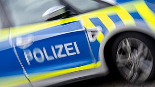 Nach einer rasanten Flucht vor einer Verkehrskontrolle prallte ein 16-J&auml;hriger in Eisingen mit seinem Leichtkraftrad gegen ein Polizeiauto. (Symbolbild)