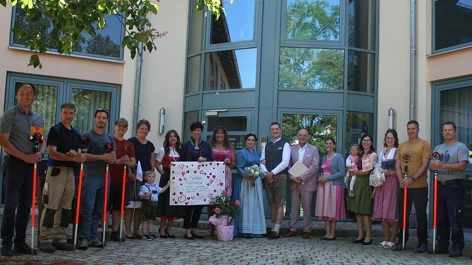 Das frisch vermählte Brautpaar, Arbeitskollegen und Kolleginnen des Kindergarten Haidlfing und Vermessungsamt Landau standen Spalier. Das frisch vermählte Brautpaar, Arbeitskollegen und Kolleginnen des Kindergarten Haidlfing und Vermessungsamt Landau standen Spalier.