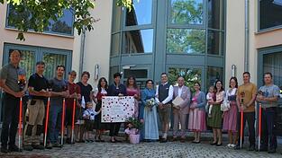 Das frisch vermählte Brautpaar, Arbeitskollegen und Kolleginnen des Kindergarten Haidlfing und Vermessungsamt Landau standen Spalier. Das frisch vermählte Brautpaar, Arbeitskollegen und Kolleginnen des Kindergarten Haidlfing und Vermessungsamt Landau standen Spalier.