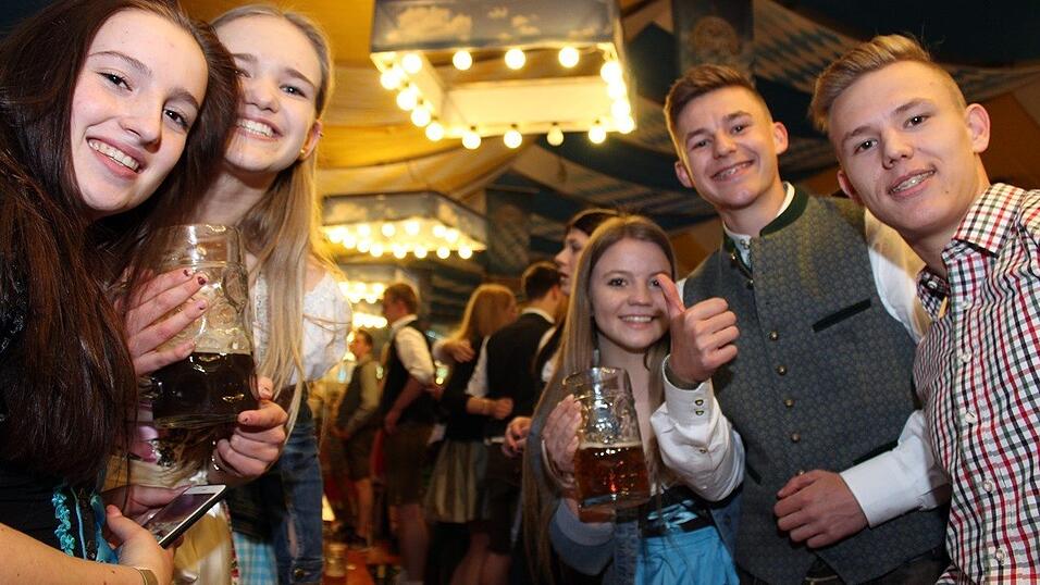 Die Fr&uuml;hjahrsdult 2017 in Landshut neigt sich dem Ende entgegen. Grund genug, noch einmal richtig in den Bierzelten zu feiern - abgerundet vom traditionellen Feuerwerk.