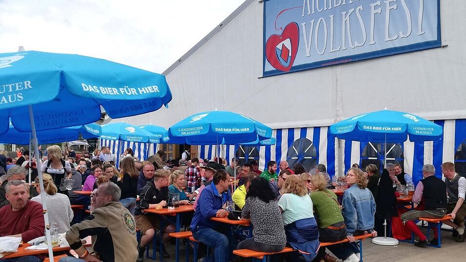 Auch vor dem Festzelt waren die Pl&auml;tze oftmals Mangelware.