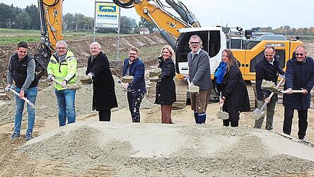 Erster Spatenstich für die Erweiterung des Gewerbegebietes in Langenbach um 45.000 Quadratmeter. Vor allem einheimische Betriebe sollen sich hier entwickeln können.