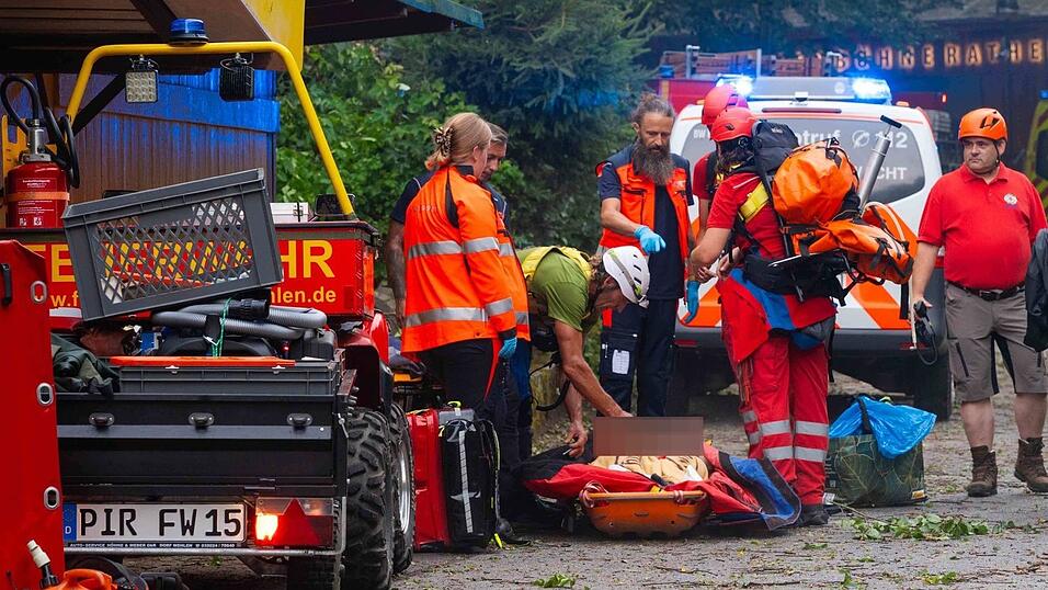 Das Unwetter in Sachsen endete für einen Menschen mit dem Tod. Das Unwetter in Sachsen endete für einen Menschen mit dem Tod.