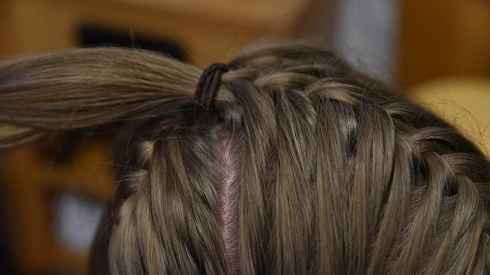 Jetzt geht es kopfüber: Am Hinterkopf einen finalen französischen Zopf bis zum Pferdeschwanz hochflechten. Jetzt geht es kopfüber: Am Hinterkopf einen finalen französischen Zopf bis zum Pferdeschwanz hochflechten.