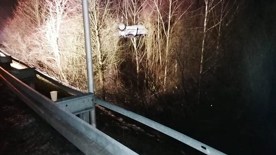 Der Wagen wurde eine Böschung hinab katapultiert und landete im Gestrüpp. Der Wagen wurde eine Böschung hinab katapultiert und landete im Gestrüpp.