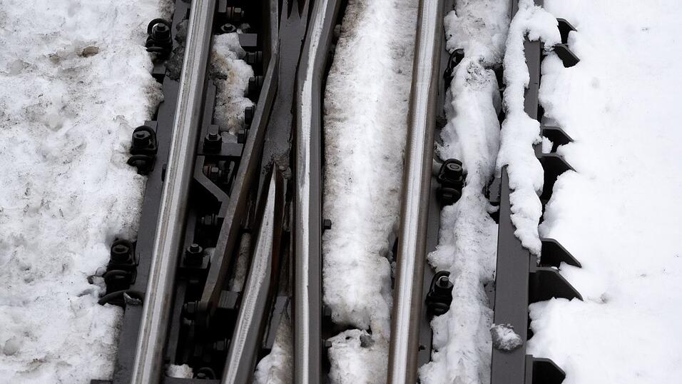Wegen der hohen Schneelast sind nach Angaben der Bahn im Raum N&uuml;rnberg mehrere B&auml;ume auf Gleise gest&uuml;rzt. (Symbolbild)